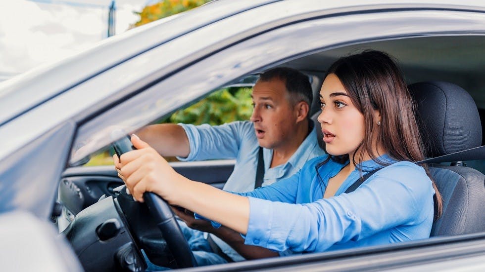 Jeune conductrice suivant une formation en conduite encadree