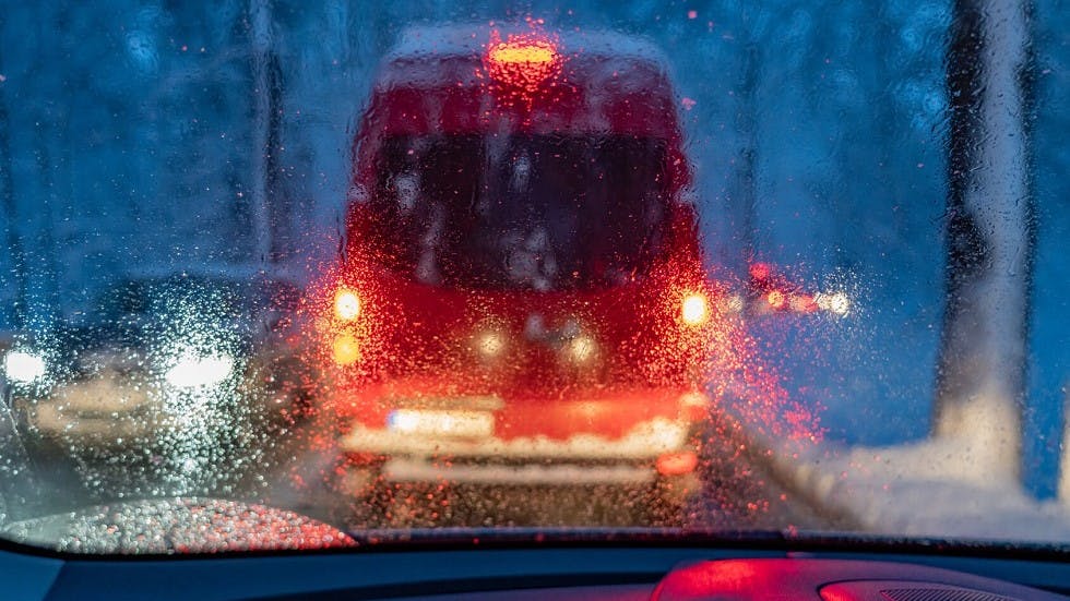 Vehicule devant freiner en urgence sous la pluie