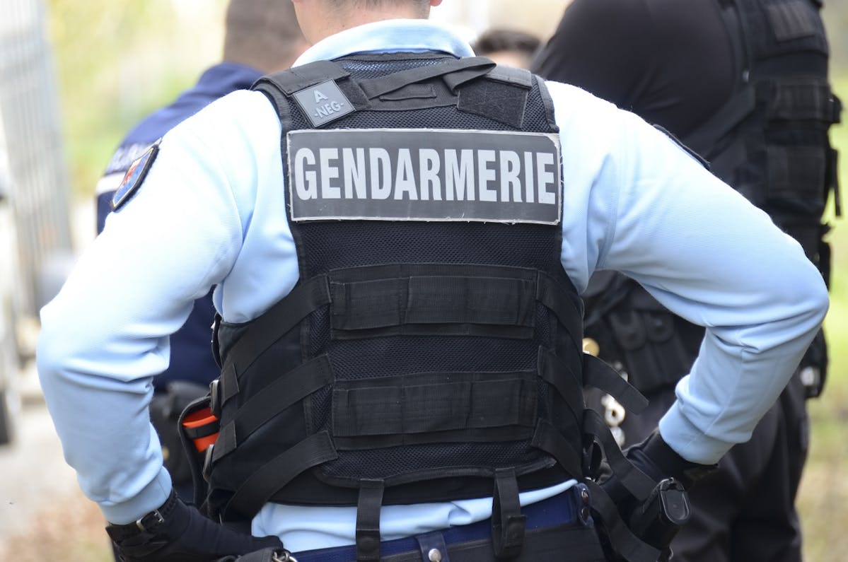 Gendarmes controlant un jeune conducteur