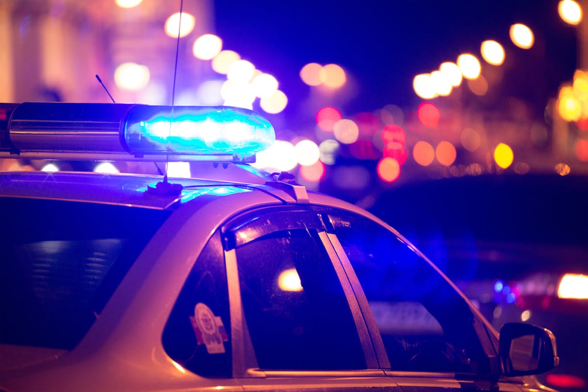 Gyrophares d'un véhicule de police dans la nuit
