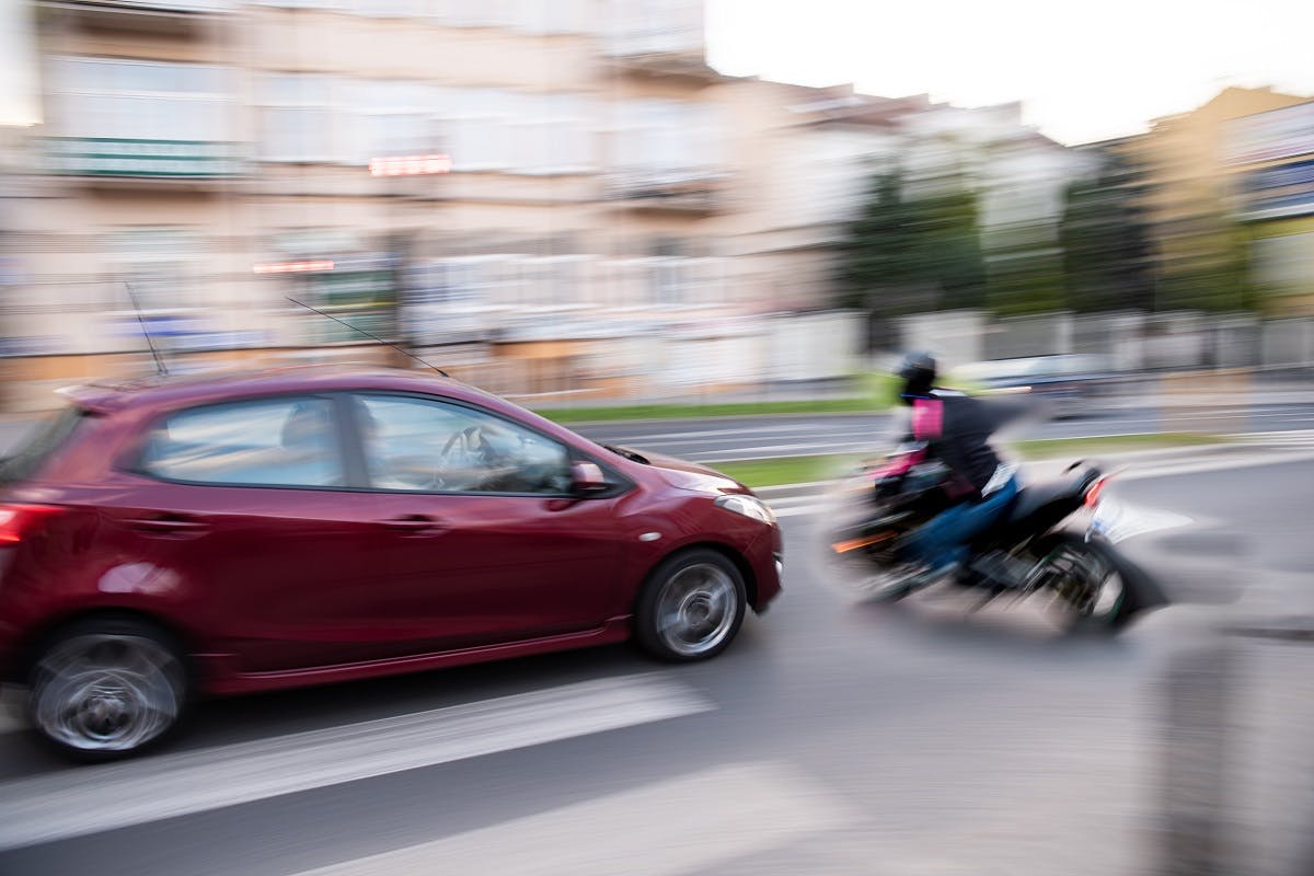 Risque de collision entre un scooter et une voiture