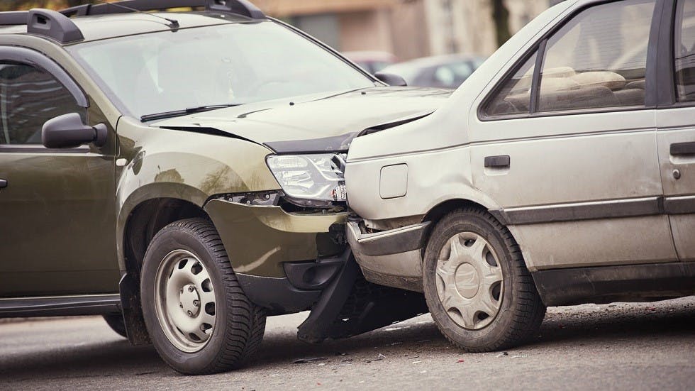 Collision entre deux automobiles en agglomération