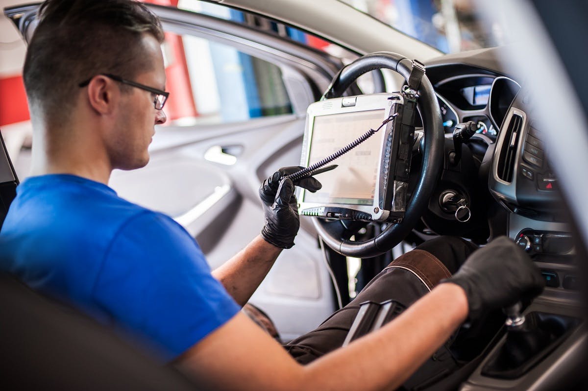 Mecanicien travaillant sur une voiture electrique