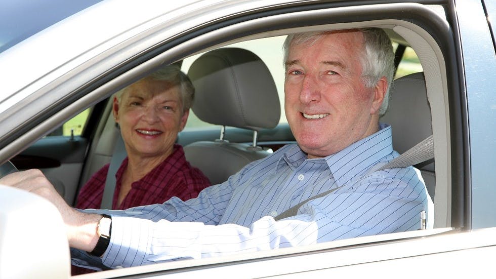 Couple de seniors circulant dans une voiture