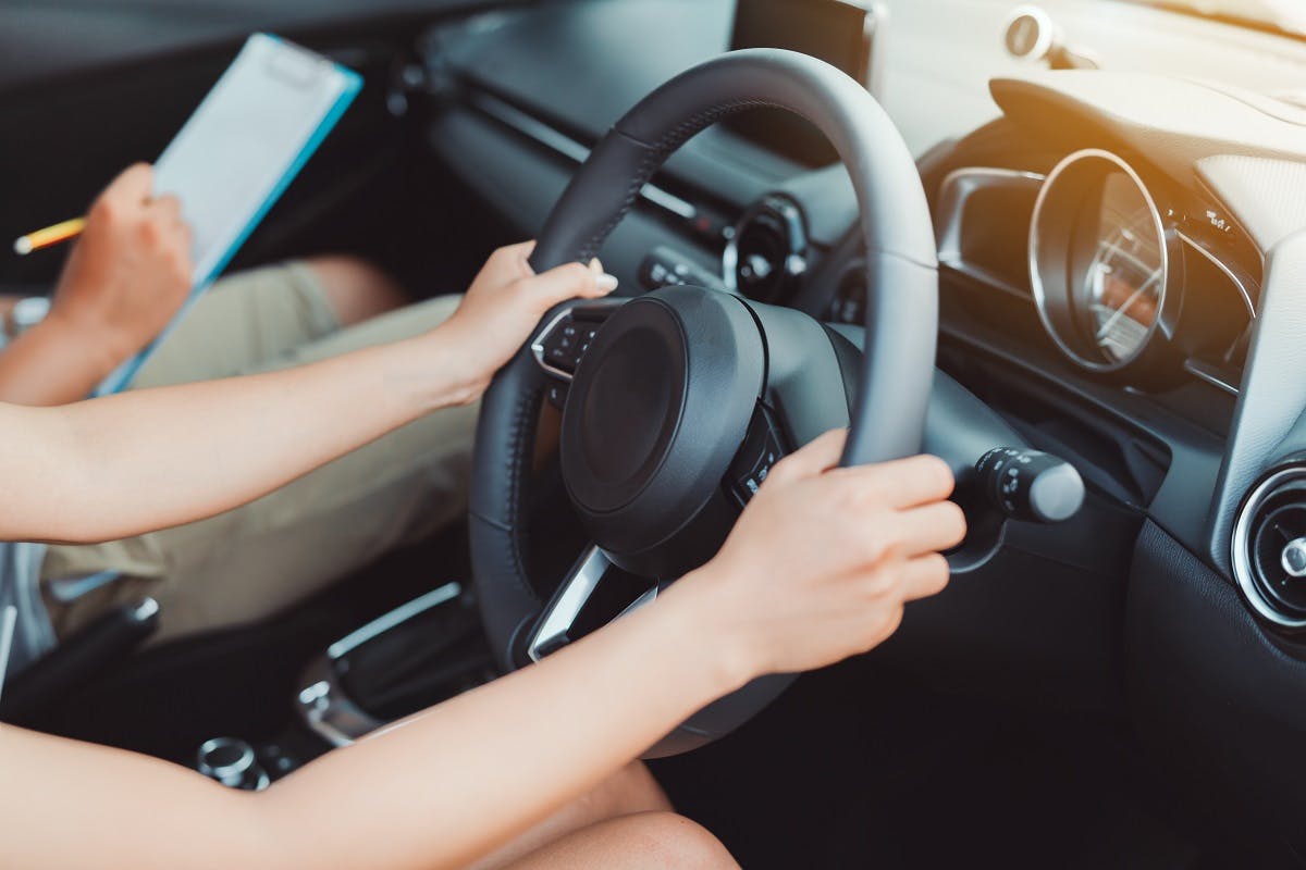 Conductrice en examen volant a droite