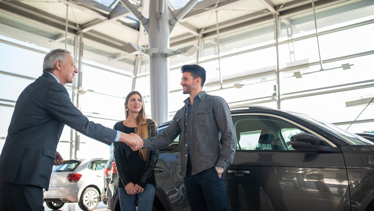 Jeune couple achetant une voiture neuve