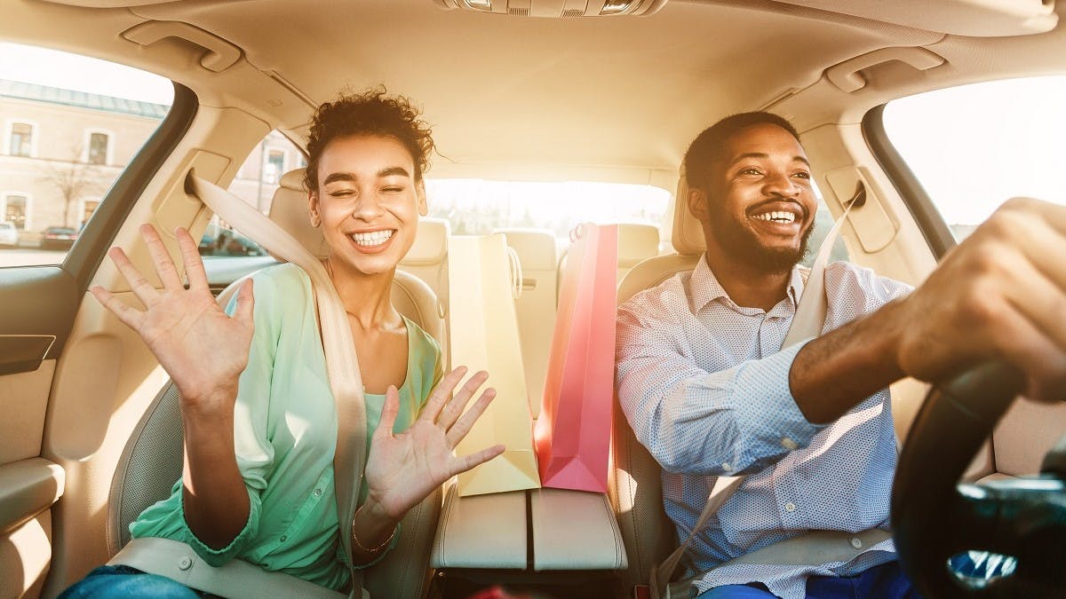 Couple ayant loue une voiture