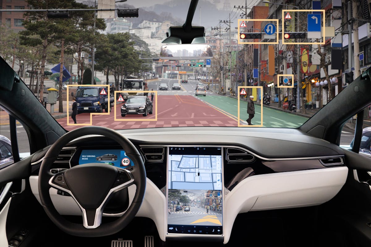 Vision d'une voiture autonome sur la route