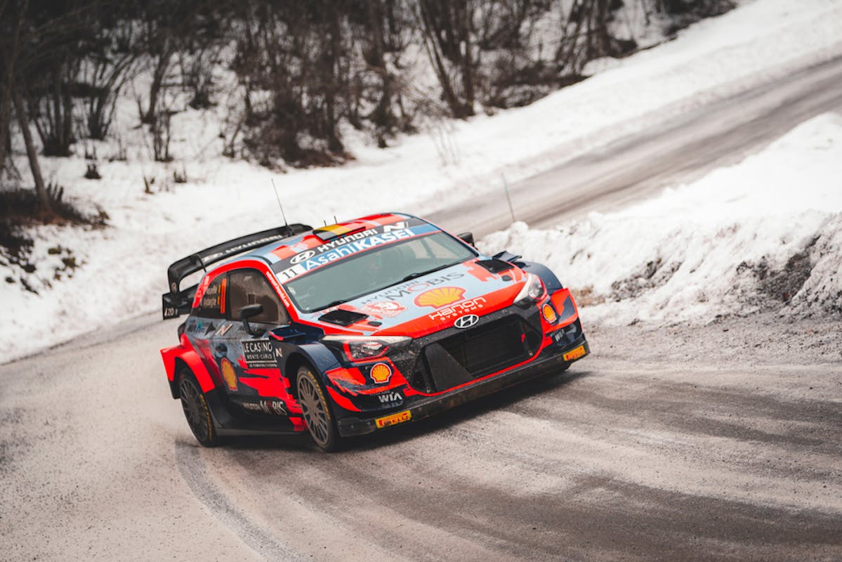 Voiture de rallye sur une route enneigée