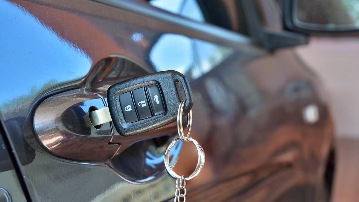 Cle de voiture inseree dans une portiere