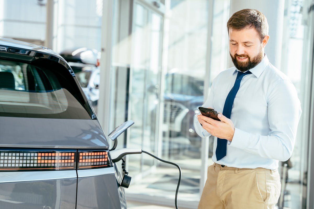 Vendeur de voitures electriques neuves en concession