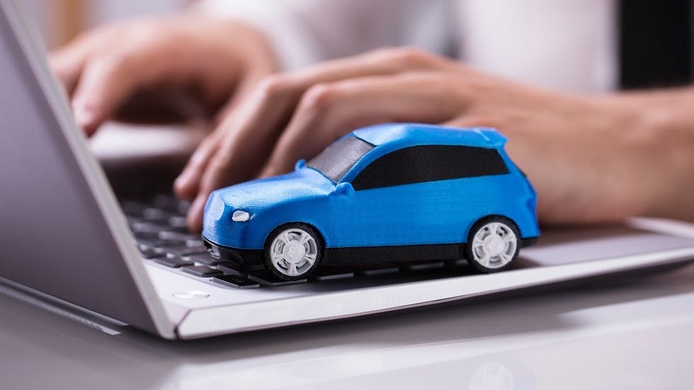 Automobiliste souscrivant une assurance auto sur un ordinateur