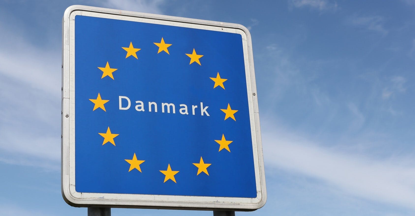 Photographie représentant un panneau de signalisation de localisation d'Etat appartenant à la communauté économique européenne.