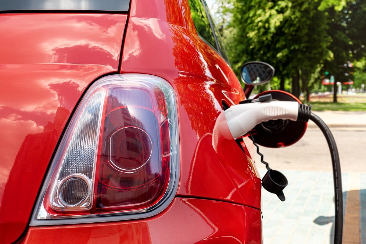Recharge d'une voiture electrique rouge