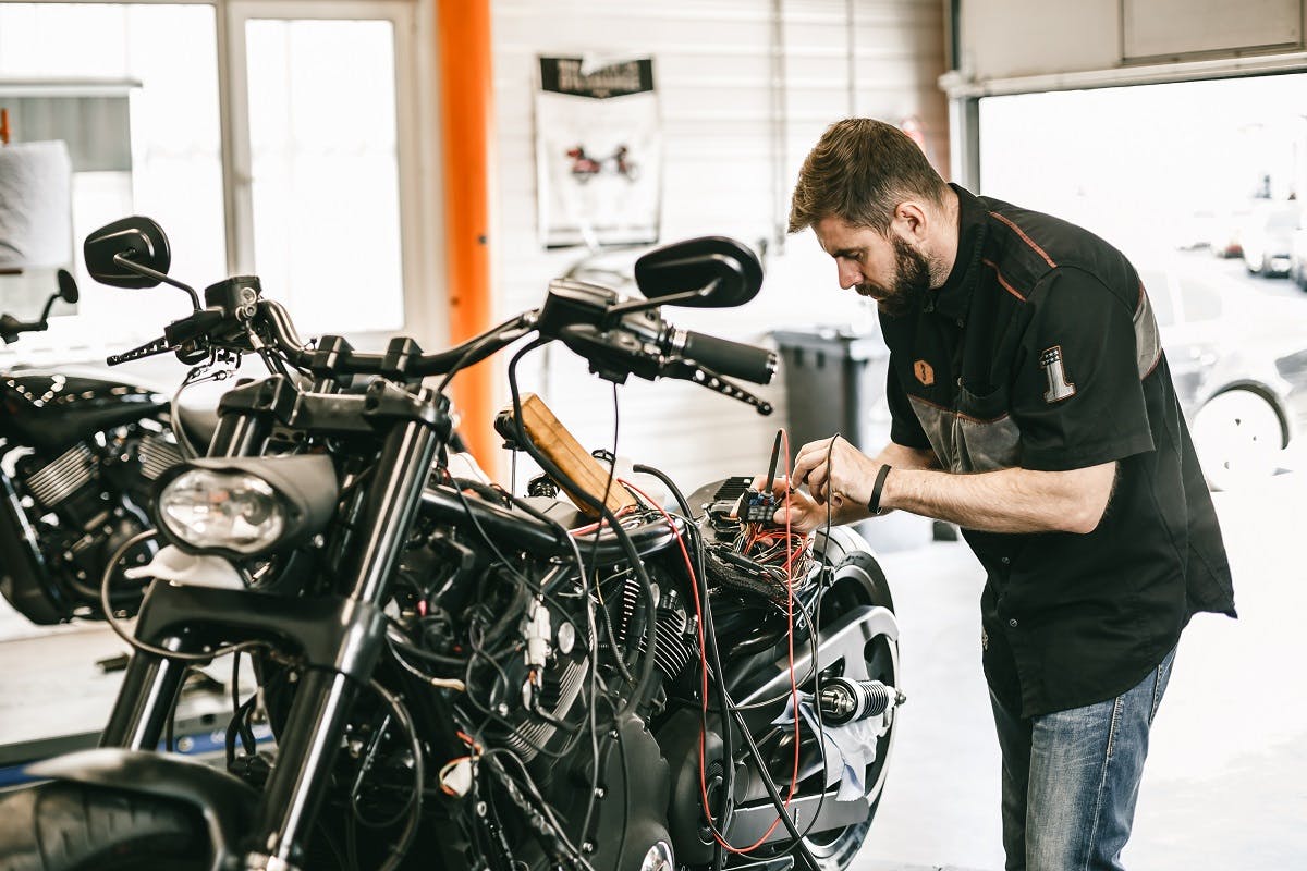 garagiste inspectant une moto