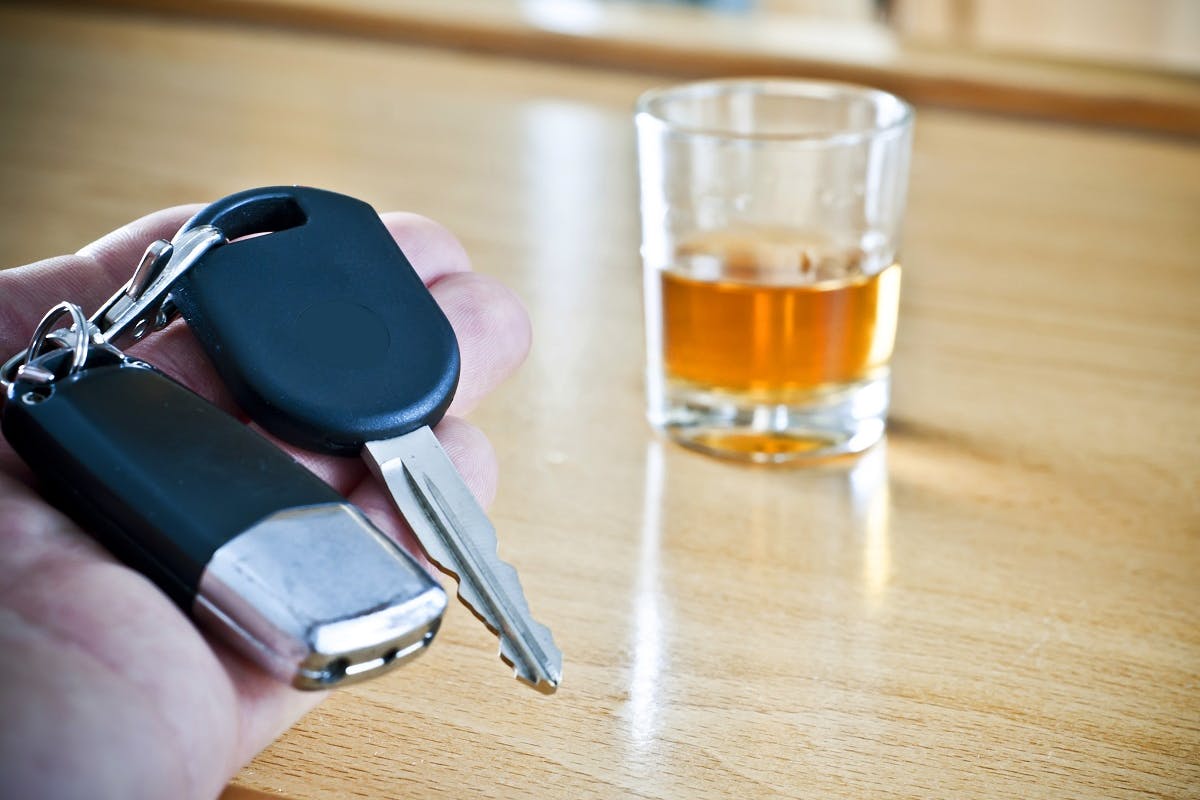 Cle de voiture devant un verre alcool