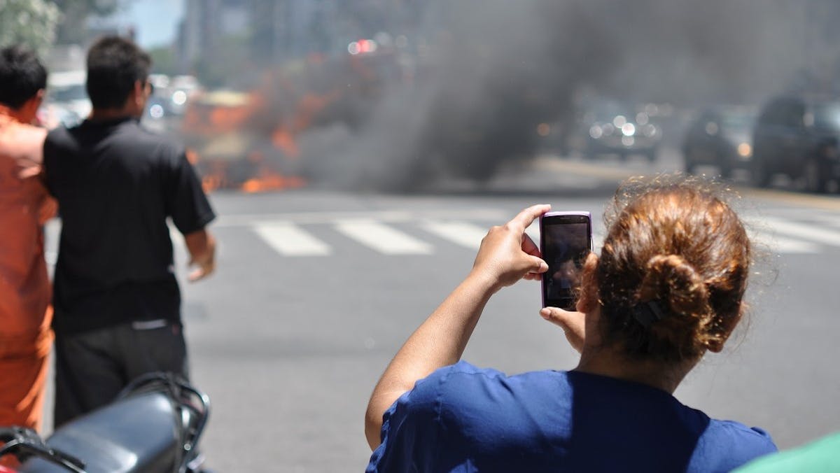 Usagers de la route regardant et filmant un accident