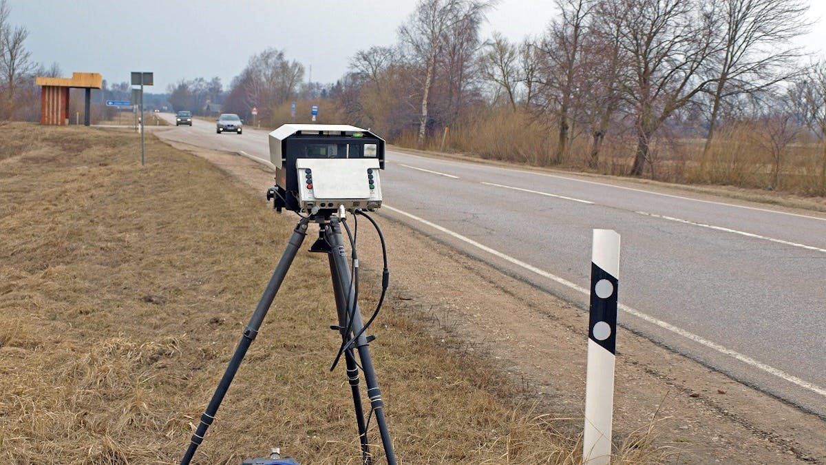 Radar mobile relevant la vitesse de voitures en circulation