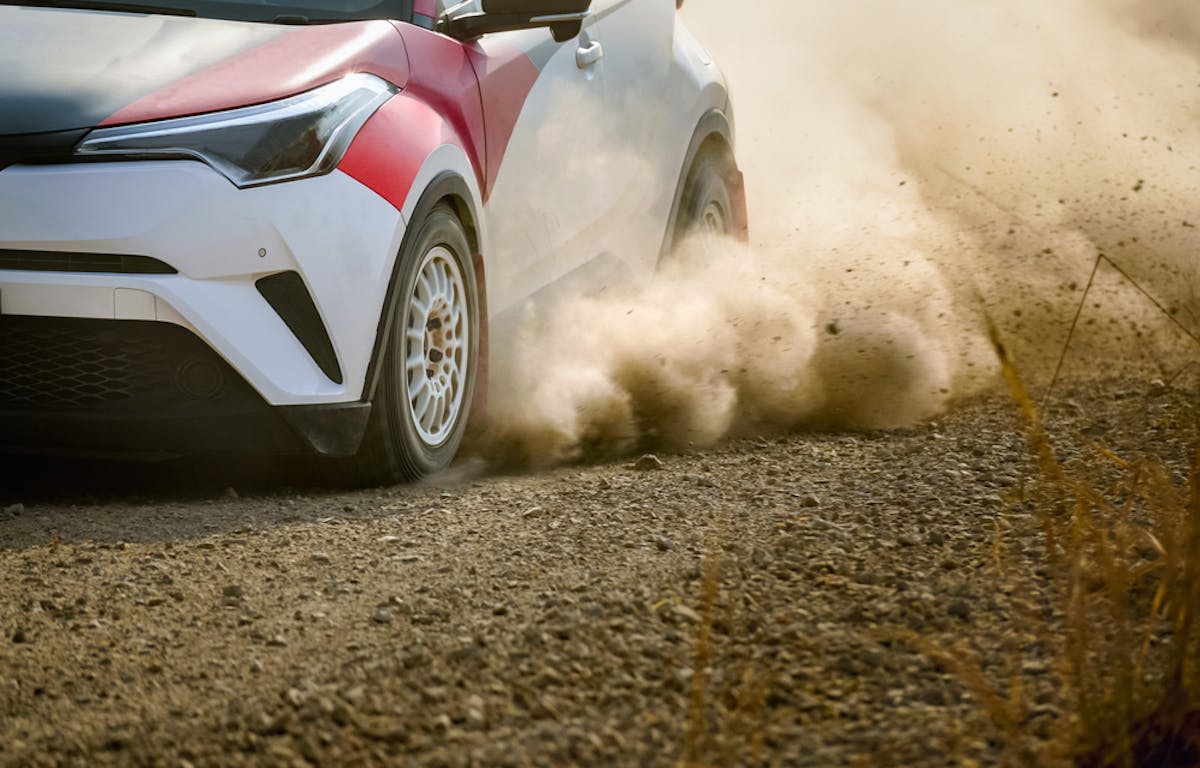 Voiture réalisant un rallye