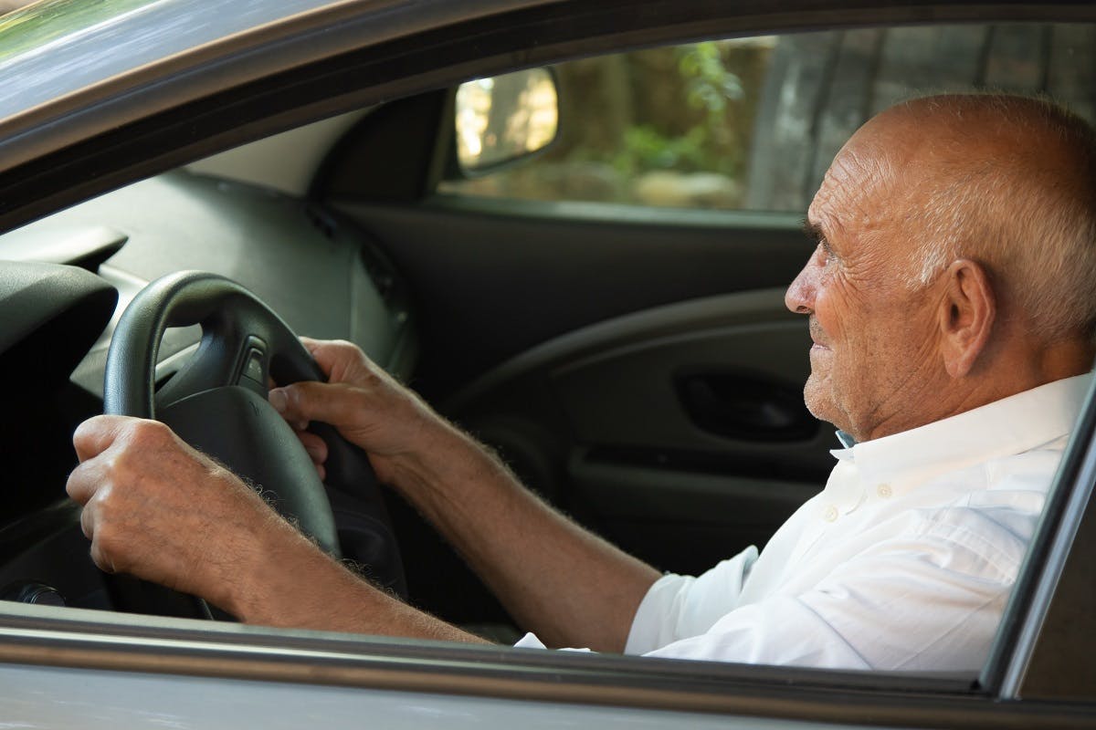 Senior conduisant une voiture