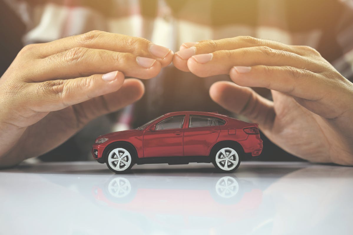 Main autour d'une voiture