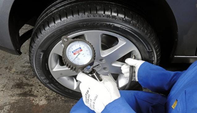 Controler la pression des pneumatiques