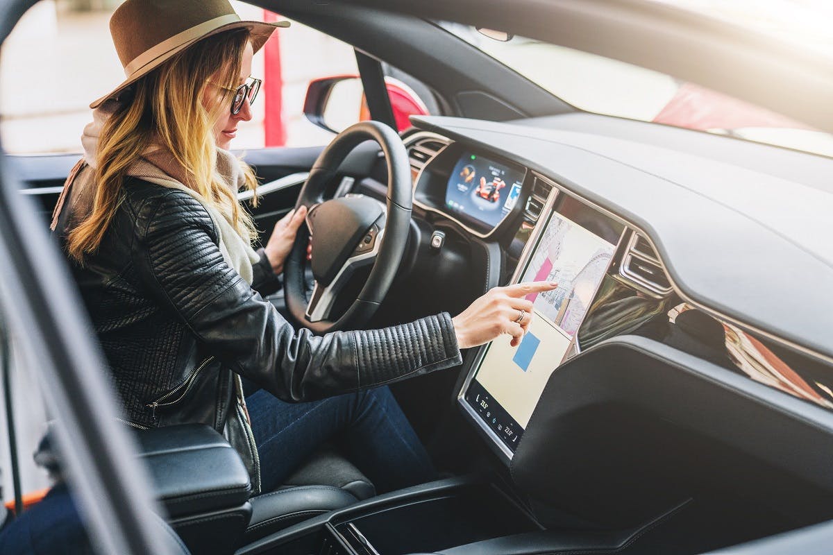 Conductrice conduisant une Tesla