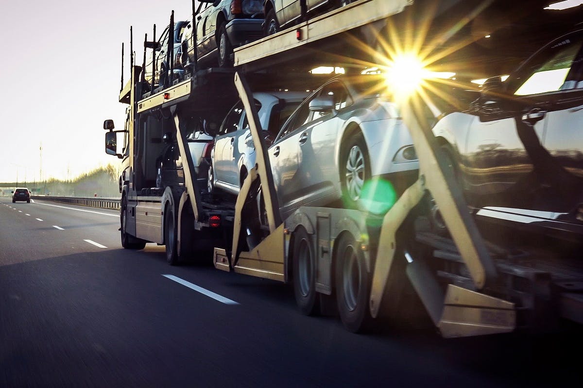 Transport de voitures neuves en camion