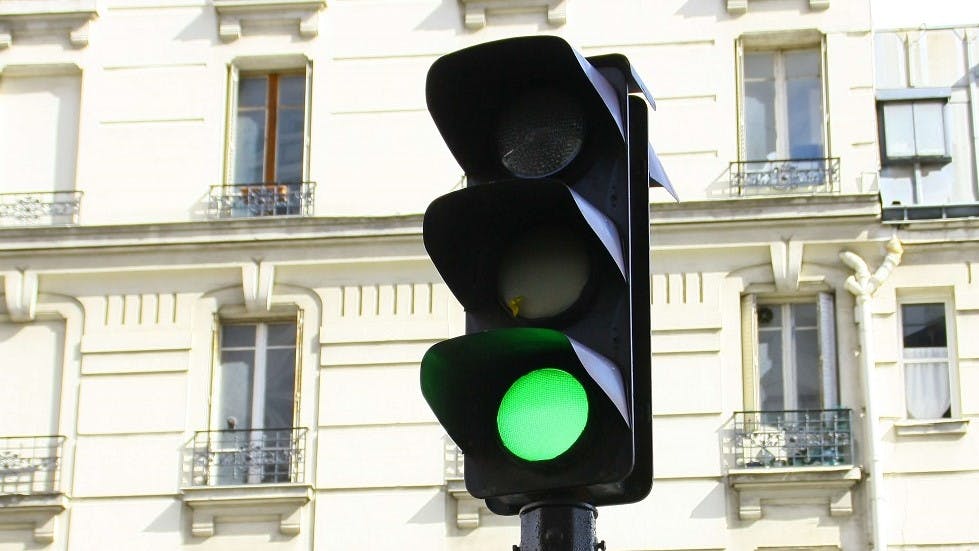 Feu de signalisation vert à Paris