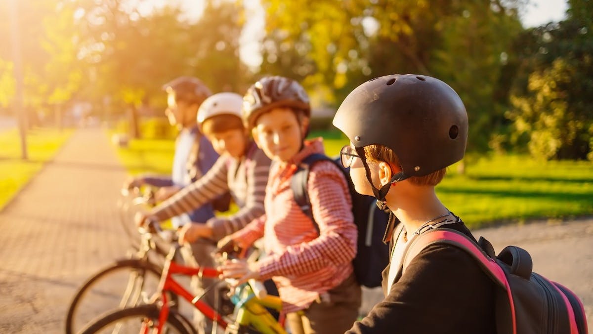 Eleves de primaire circulant à vélo