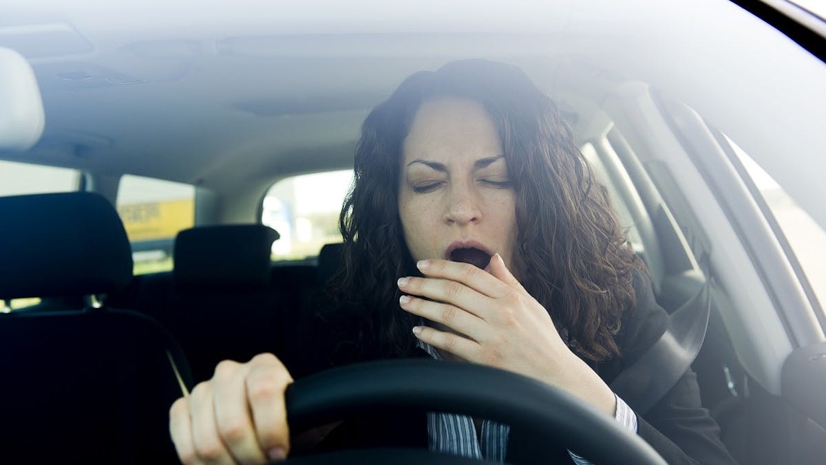 Conductrice baillant au volant de sa voiture