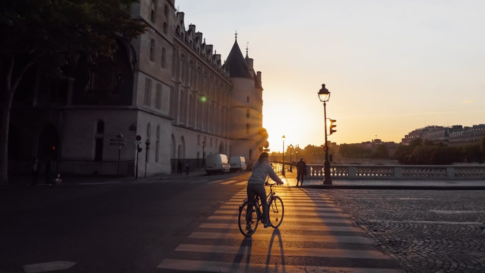 Cycliste dans une rue parisienne sans voiture