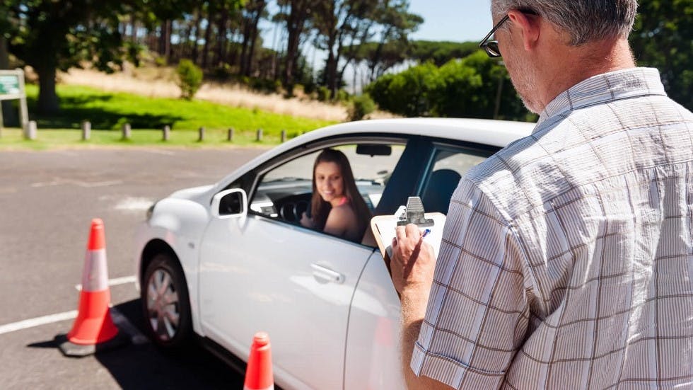 Candidate se formant pour passer l'examen du permis de conduire