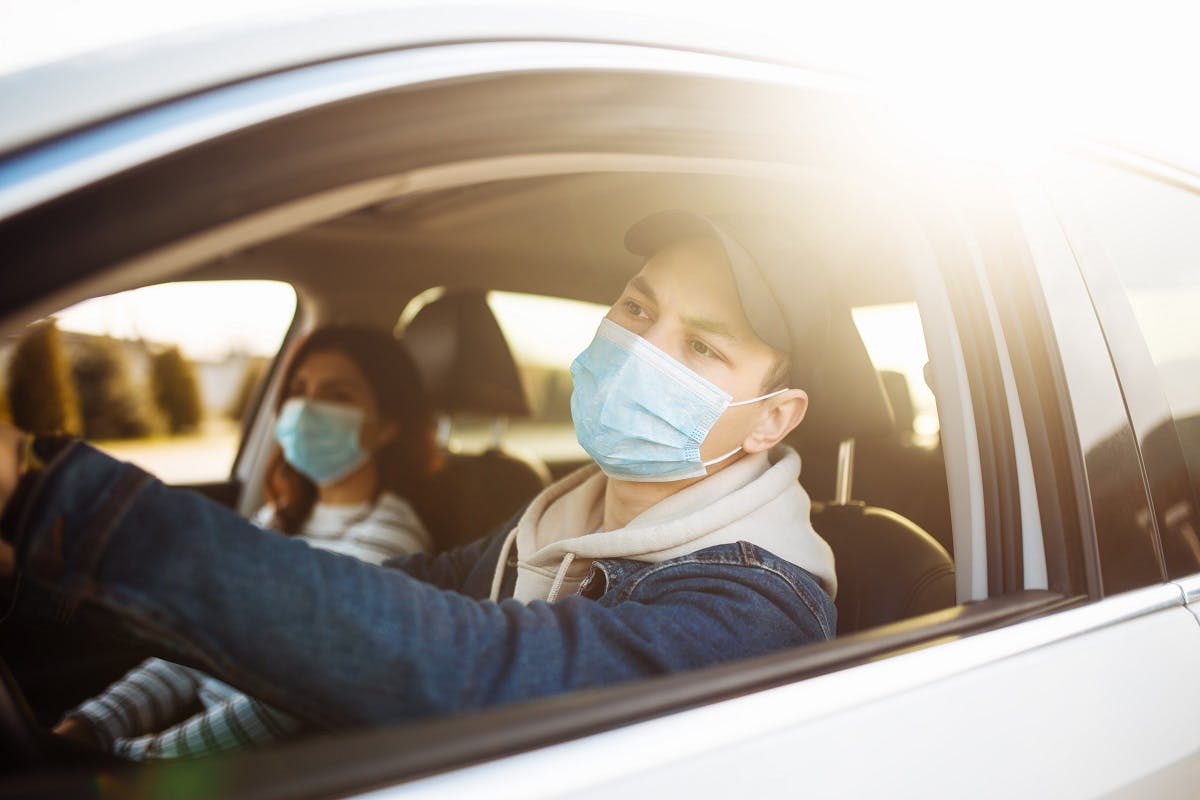 Usagers en covoiturage portant des masques chirurgicaux