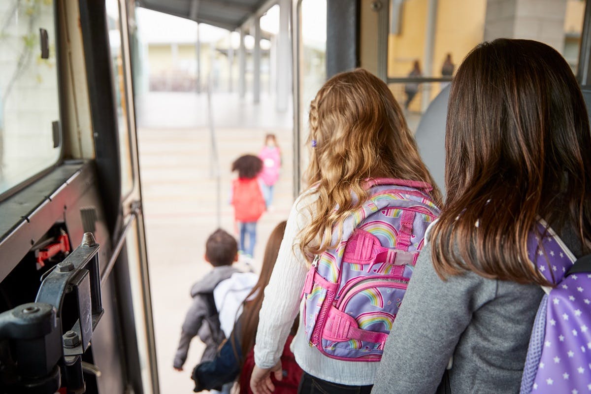 Groupe d enfants descendant d un bus scolaire
