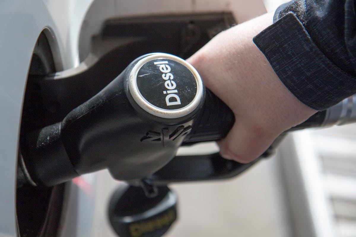 Conducteur faisant le plein de diesel