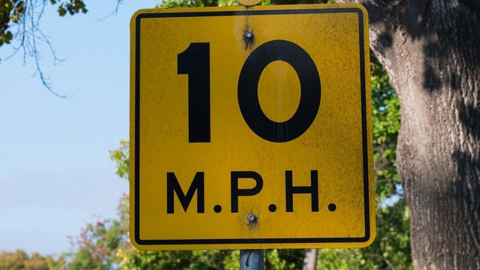 Les panneaux d'indication de vitesse conseillée