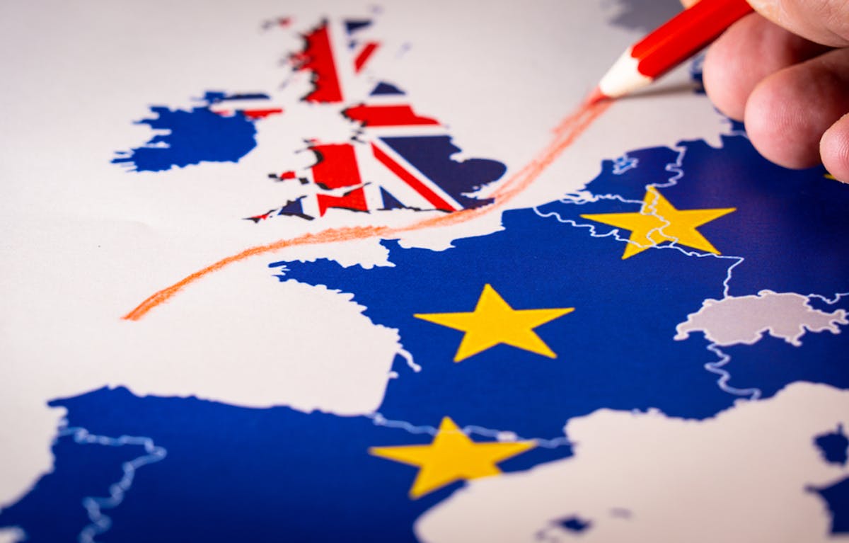 Crayon traçant un trait entre l'Europe et le Royaume-Uni, symbolisant le Brexit