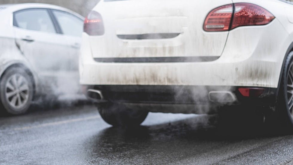 Automobile polluante sur autoroute