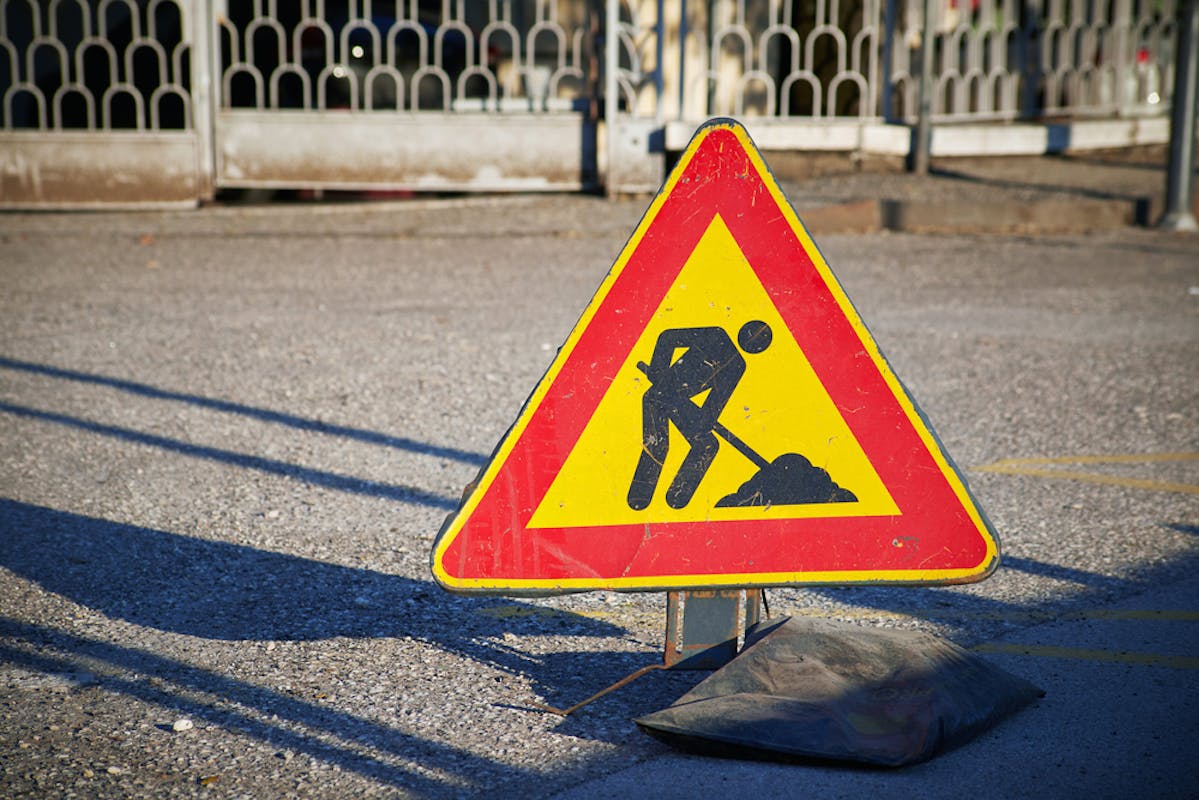 Panneau triangle jaune de travaux