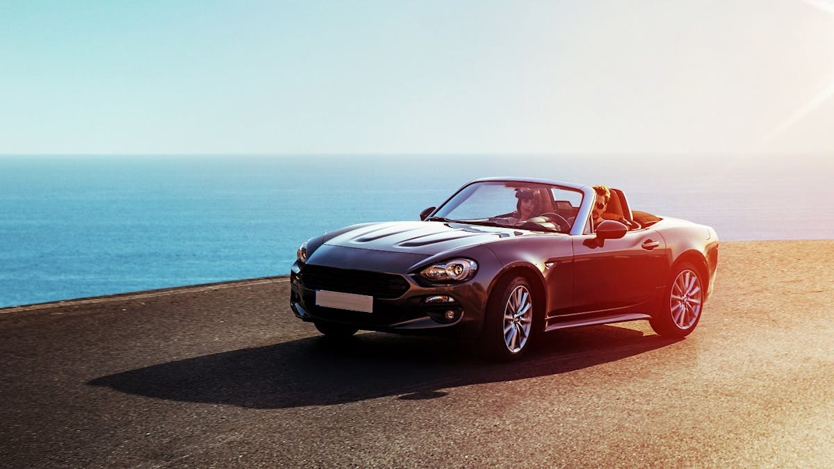 Supercar devant la mer