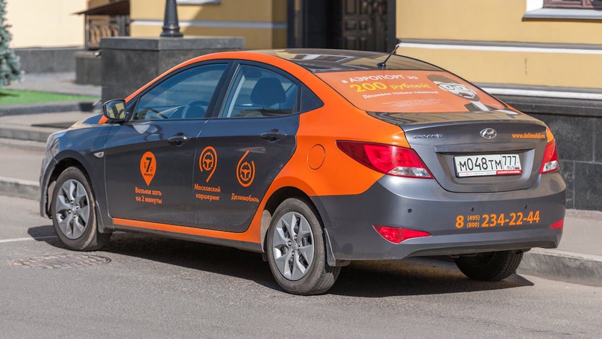 Voiture avec un message publicitaire
