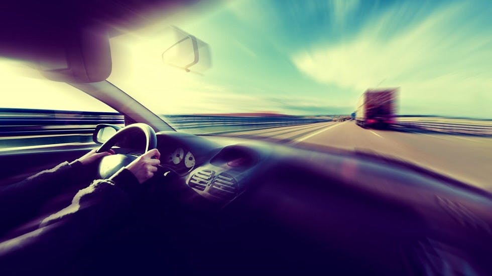 Automobile circulant a grande vitesse