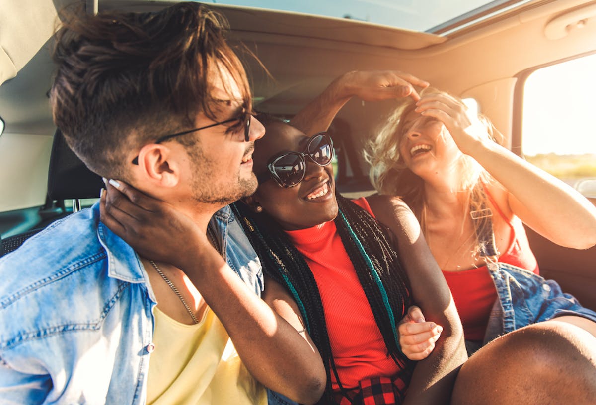 3 jeunes à l'arrière d'une voiture