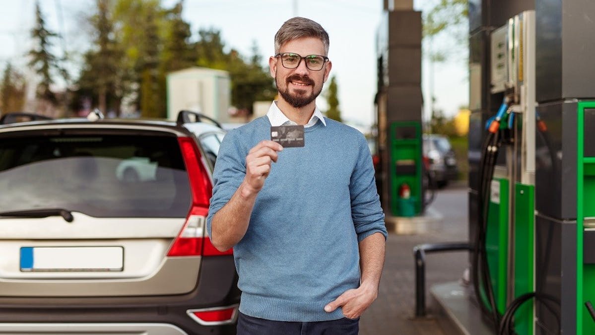 Automobiliste presentant sa carte carburant