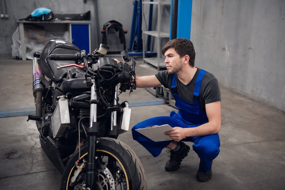 Mécanicien s'occupe d'une moto