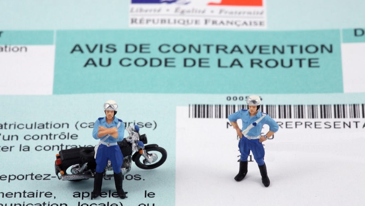 Figurines de policiers posees sur un avis de contravention