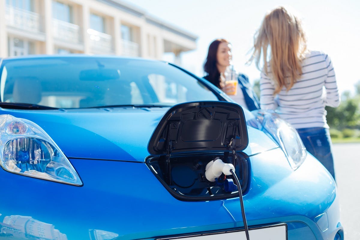 Voiture electrique en rechargement
