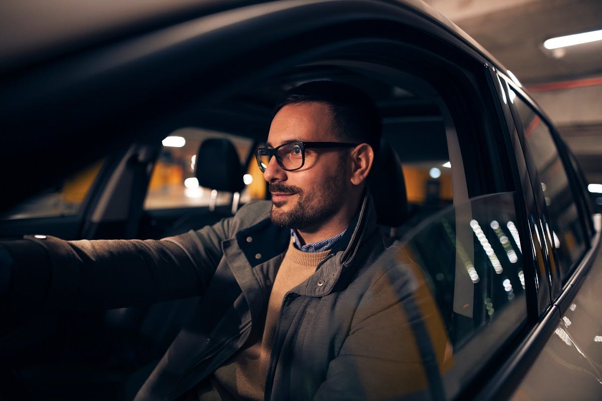 Automobiliste circulant seul dans sa voiture