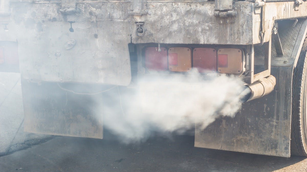 Camion rejettant des gaz d'echappement